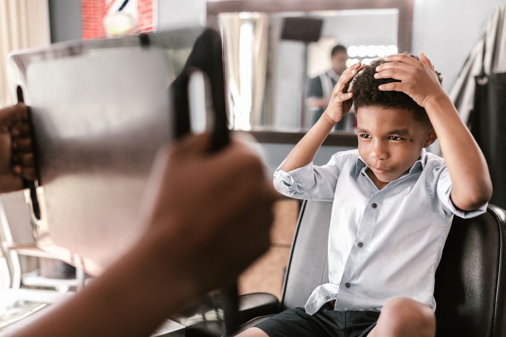 サロンでヘアカットを受ける男の子