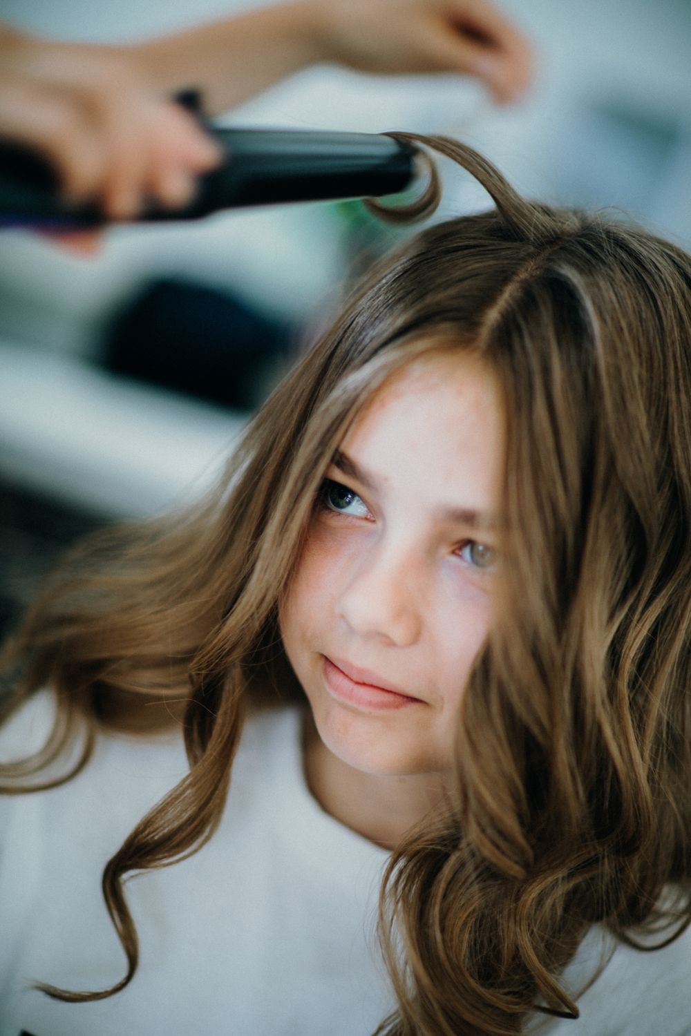 サロンでヘアスタイリングを受ける女の子